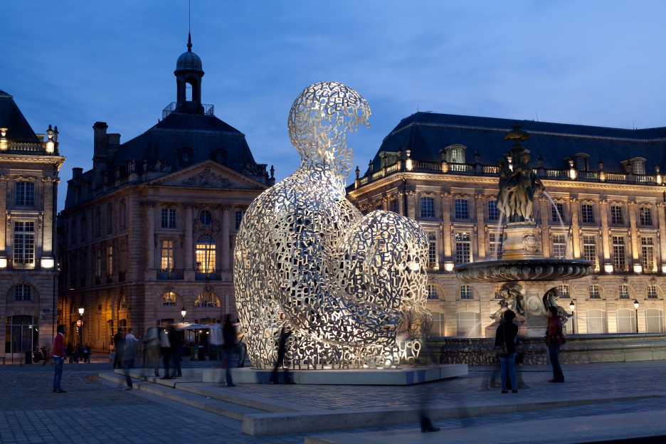 Oeuvre Jaume Plensa place de la Bourse de nuit à Bordeaux